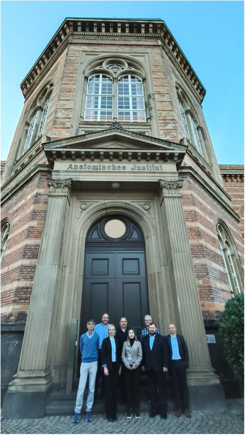 The delegation from Kharkiv and colleagues from Bonn in front of the historic building of the Anatomical Institute.