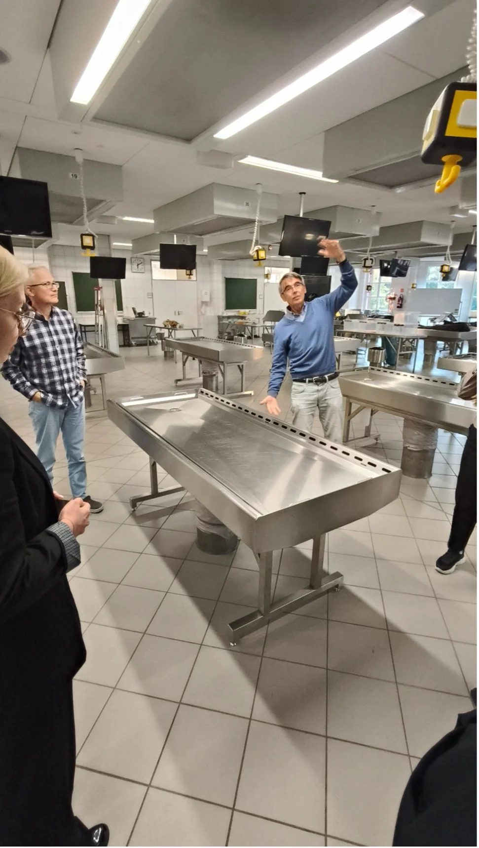 Insight into the teaching infrastructure: presentation of the dissection rooms during the tour.